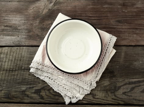 empty round metal white plate photo