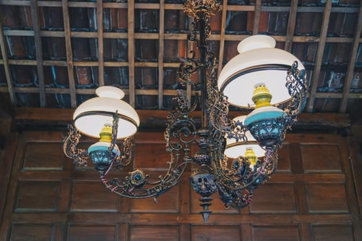 Photo of an old Javanese chandelier inside a joglo house