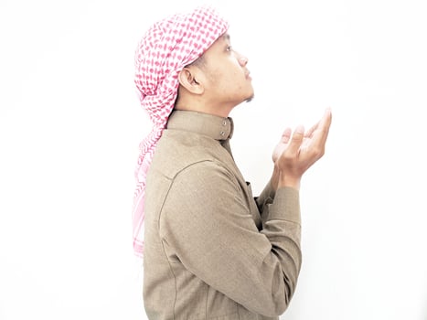 a Muslim man wearing a robe and turban photo