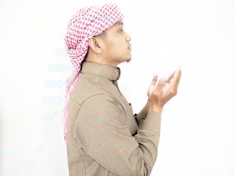 a Muslim man wearing a robe and turban photo
