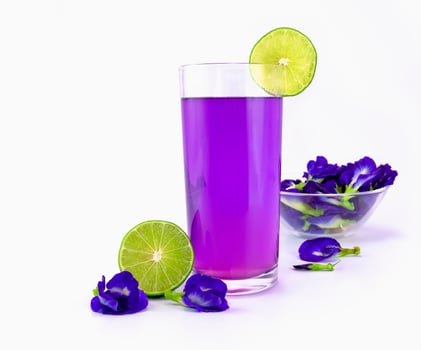 buttefly pea drink with lime photo