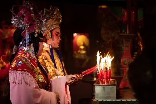 Male and female Chinese opera actors Light a candle to pray homage to the gods to enhance the prosperity for yourself on the occasion photo