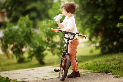 The cyclist drinks water photo