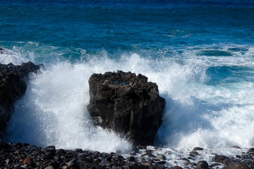 Large waves crashing against the rocks in the ocean photo