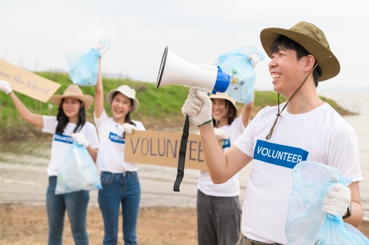 Volunteers from the Asian youth community using rubbish bags cleaning  up nature par photo
