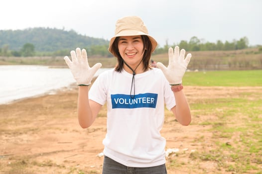 Volunteers from the Asian youth community using rubbish bags cleaning  up nature par photo