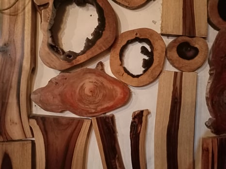 Wall decoration with texture Fantastic texture of large lacquered live edge suar wood slab photo