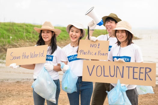 Volunteers from the Asian youth community using rubbish bags cleaning  up nature par photo