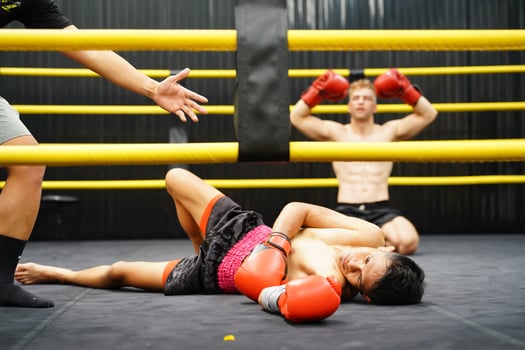 Muay Thai, The martial art of Thailand, The judges must count from one to ten when a boxer is knocked out to give him a chance to stand up to fighting or surrendering. photo