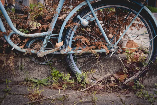 old weathered bicycle in the city photo