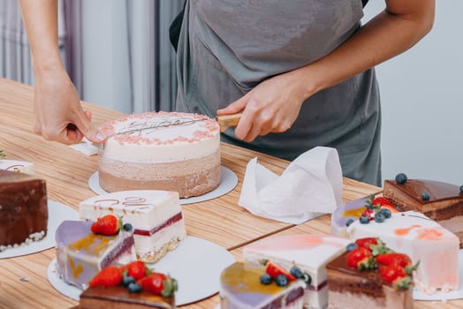 Cutting a chocolate mousse cake on the table. Preparation of mousse cakes at a culinary master class. Cooking at home, homemade food. photo
