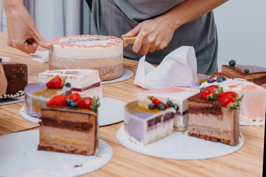 Cutting a chocolate mousse cake on the table. Preparation of mousse cakes at a culinary master class. Cooking at home, homemade food. photo