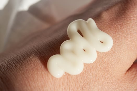 Photo of the texture of a moisturizing cream on the hand.
