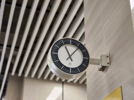 Watch at railway stations, premium Watch at mrt photo
