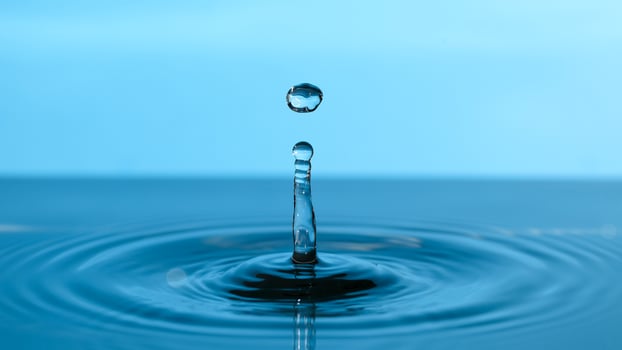 Water droplet drop splash collision dripping pillar reflection refraction photo