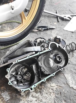 motorcycle engine service, focus on dismantling motorcycle engines, replacement of spare parts photo