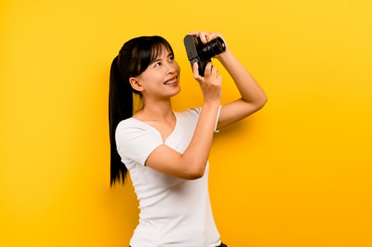 PhotographerWoman love photography A mirrorless camera, a photographer, the joy of taking pictures. photo