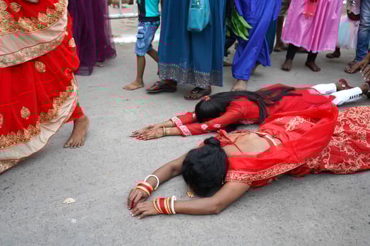 30th October 2022, Kolkata, West Bengal. Performing Dondi Ritual During Chhath Puja at Kolkata Babu Ghat Area. photo
