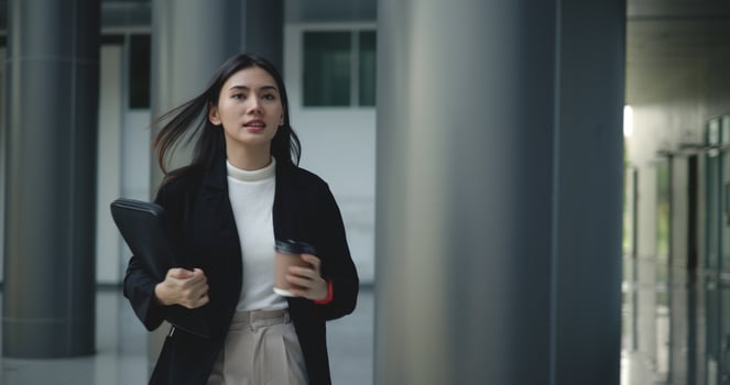 Young asian business woman hurry walking in rush hour, photo