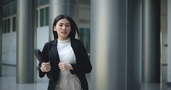 Young asian business woman hurry walking in rush hour, photo