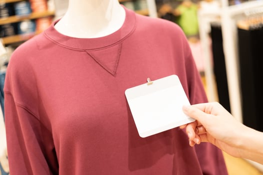 Hand holding blank paper price tag. Copy Space in tag. photo