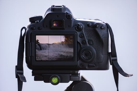 photo camera on tripod to photograph a waterfall