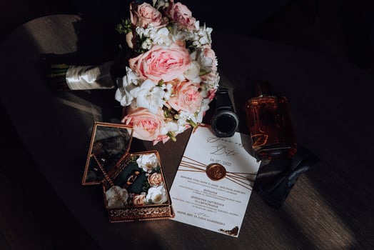 Morning groom and details, details of the groom brown. wedding details, gold wedding rings. Wedding accessories. Bouquet and accessories of bride and groom. Wedding details photo