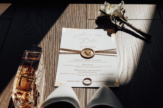 Wedding details. Bouquet and bridal accessories. Elegant wedding accessories of the bride in the morning on the day of the celebration. photo