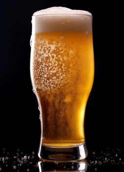 A glass of cold fresh beer with cap of foam. Splash of foam with tasty american beer. Beer day concept by AI Generated photo