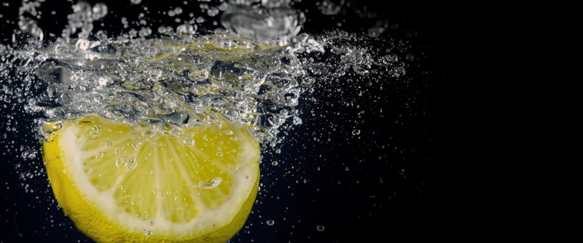 Underwater of freshly squeezed sweetened lemonade cold refreshing drink photo