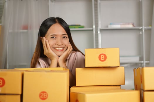 Online sellers are happy because there is a large number of orders coming in. photo