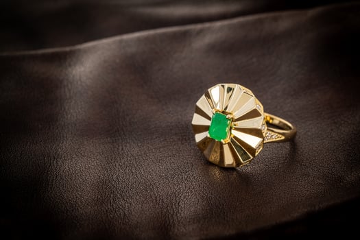 Vintage gold ring with emerald photo