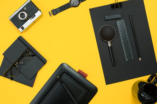 Workplace with office items and business elements on a desk. Con photo
