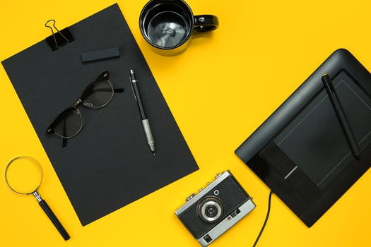 Workplace with office items and business elements on a desk. Con photo