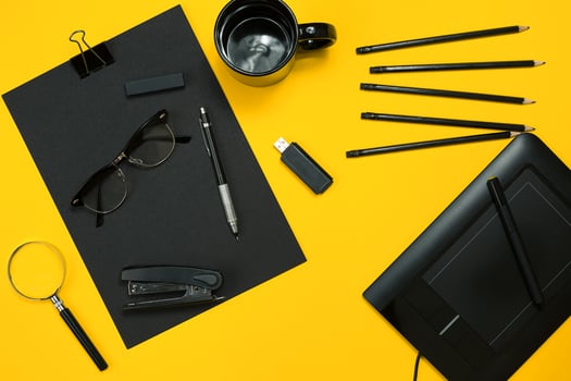 Workplace with office items and business elements on a desk. Con photo