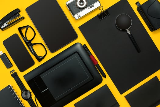 Workplace with office items and business elements on a desk. Con photo