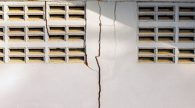 Cracks in the cement wall White cement of buildings damaged by earthquakes photo