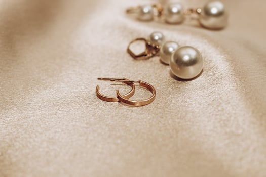 Women's jewelry, gold chain, trendy jewelry on a silk background. photo