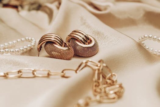 Women's jewelry, gold chain, trendy jewelry on a silk background. photo