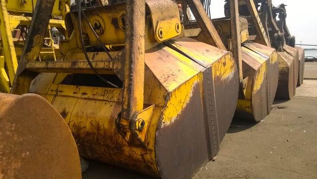 Large buckets for port loaders. Dreglayner, Hydraulic and cable devices for gripping loose material photo