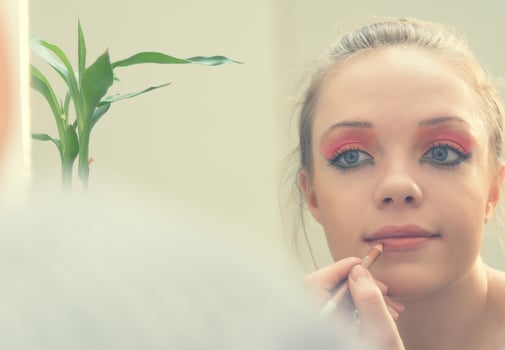 applying make up photo