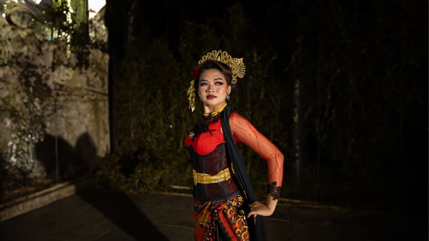 a Javanese dancer dressed in traditional red clothes enchanted the audience with her graceful movements that blended with the melody photo