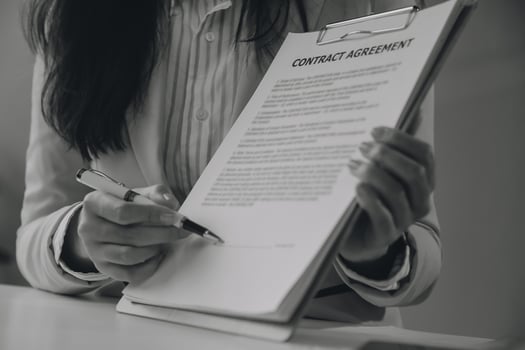 real estate agent Delivering sample homes to customers, mortgage loan contracts. Make a contract for hire purchase and sale of a house. and home insurance contracts, home mortgage loan concepts photo