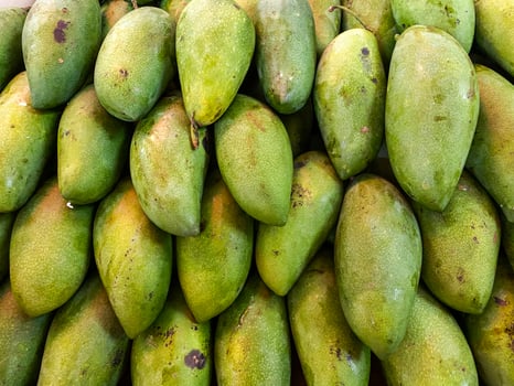 Ripe mangoes fruit obackground at market photo