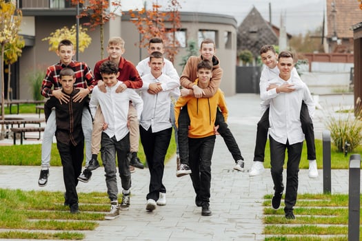 Group of many happy teenagers dressed in casual clothes having fun and having fun near college. Concept of friendship, moments of happiness. School friendship photo