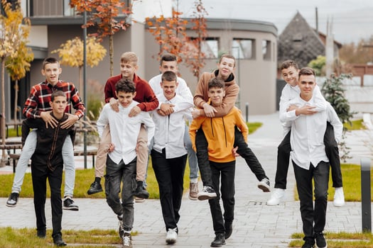 Group of many happy teenagers dressed in casual clothes having fun and having fun near college. Concept of friendship, moments of happiness. School friendship photo