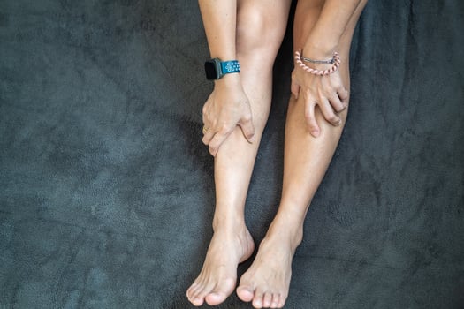 Woman's hand holding thigh, leg pain Squeeze and massage to relax. photo
