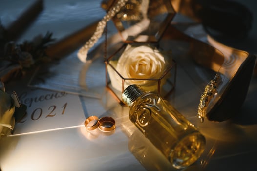 gold rings and a beautiful bridal bouquet of roses on the background. details, wedding traditions. close-up, macro. photo