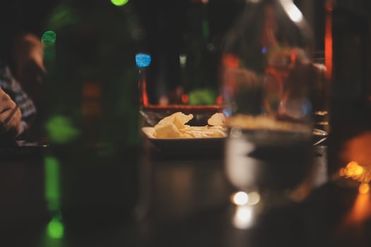 Celebration night, pour whiskey into a glass. Give to friends who come to celebrate photo