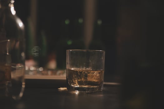 Celebration night, pour whiskey into a glass. Give to friends who come to celebrate photo